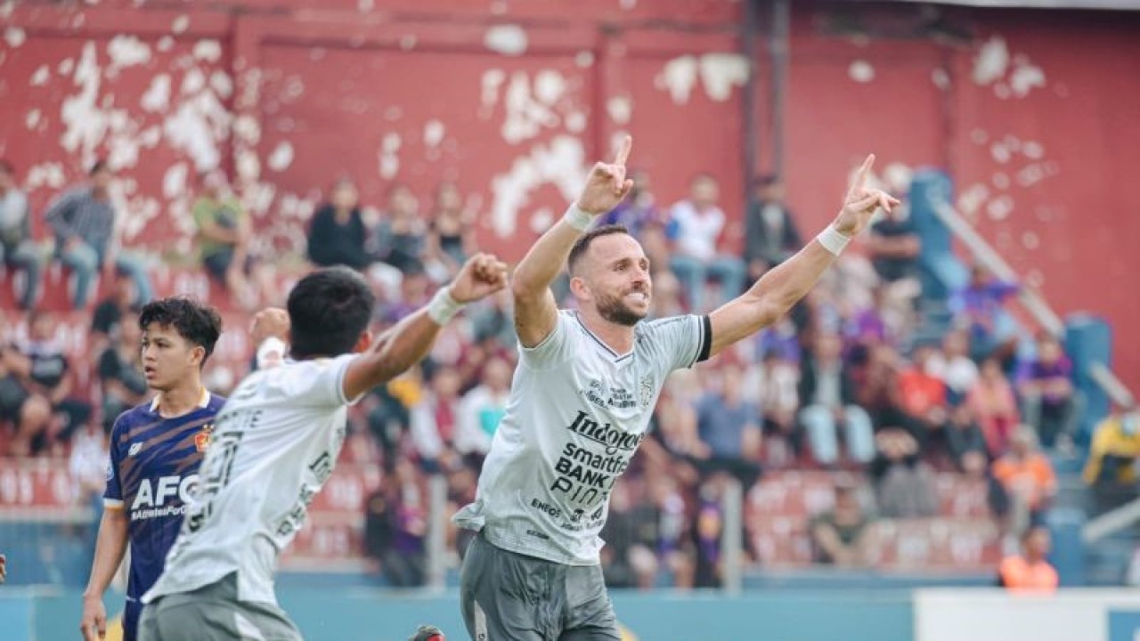 Penyerang Bali United FC Ilija Spasojevic (kanan) selebrasi selepas mencetak satu gol pada laga Bali United melawan Persik Kediri di Stadion Brawijaya, Kediri, Jawa Timur, Selasa (14/2/2023). ANTARA/HO-Bali United FC
