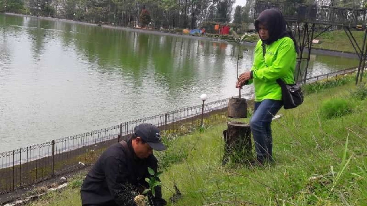 Relawan menanam bibit pohon di kawasan Embung Kledung, Kabupaten Temanggung. (ANTARA/Heru Suyitno)