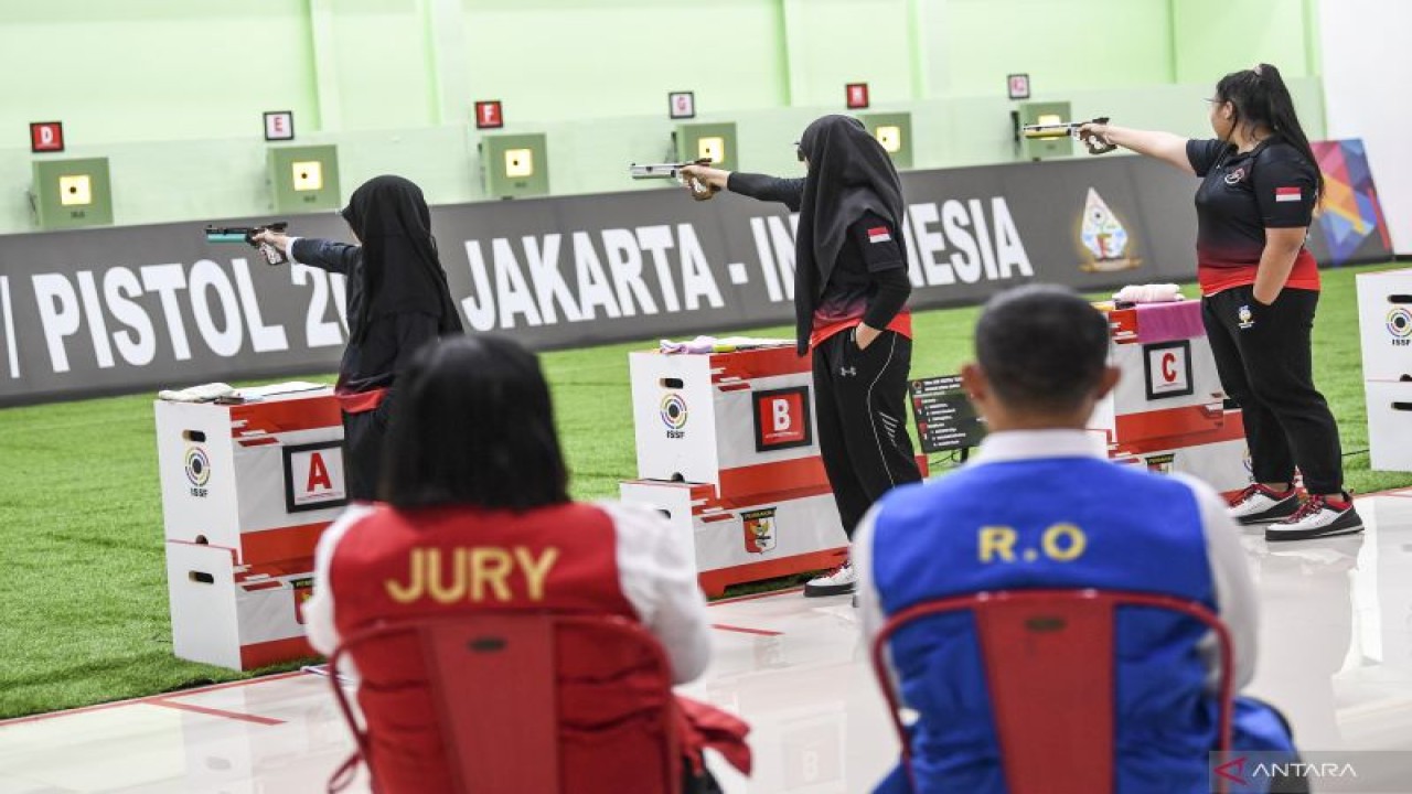 Petembak tim putri Indonesia, (kiri ke kanan) Arista Perdana Putri Darmoyo, Rihadatul Asyifa, dan Lily Sulistyadewi Tirthajaya membidik sasaran dalam final 10 meter Air Pistol Team Women dalam kejuaraan ISSF World Rifle/Pistol 2023 di Lapangan Tembak, Senayan, Jakarta, Rabu (1/2/2023). ANTARA FOTO/M Risyal Hidayat/rwa.