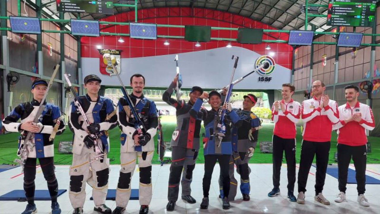 Keempat dari kiri: Petembak Indonesia Fathur Gustafian, Trisnarmanto, dan Mohammad Hasan Busri meraih medali emas pada nomor 50 meter Rifle 3 Posisi Beregu Putra ISSF World Cup Rifle/Pistol 2023 usai mengalahkan Kazakhstan dengan skor 17-3 di Lapangan Tembak Senayan, Jakarta, Sabtu (4/2/2023). (ANTARA/Muhammad Ramdan)