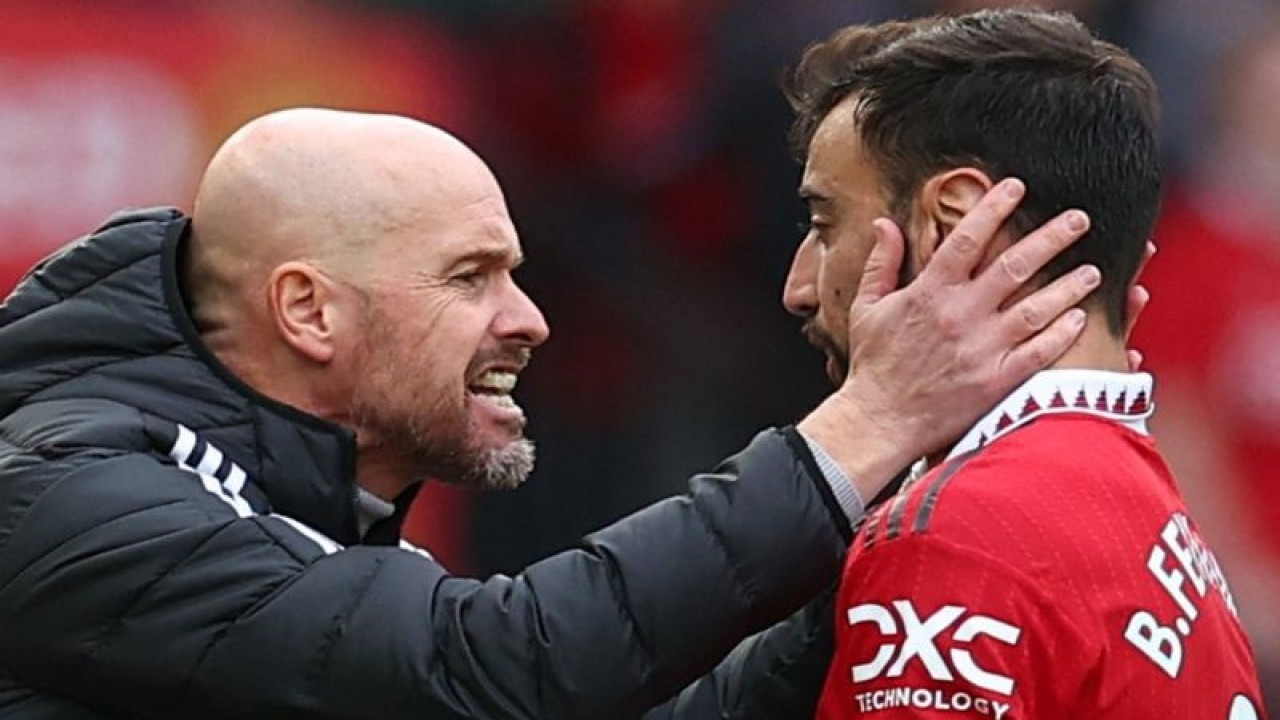 Pelatih Manchester United Erik ten Hag memberi instruksi pada pemainnya Bruno Fernandes ANTARA FOTO/REUTERS/David Klein/foc.