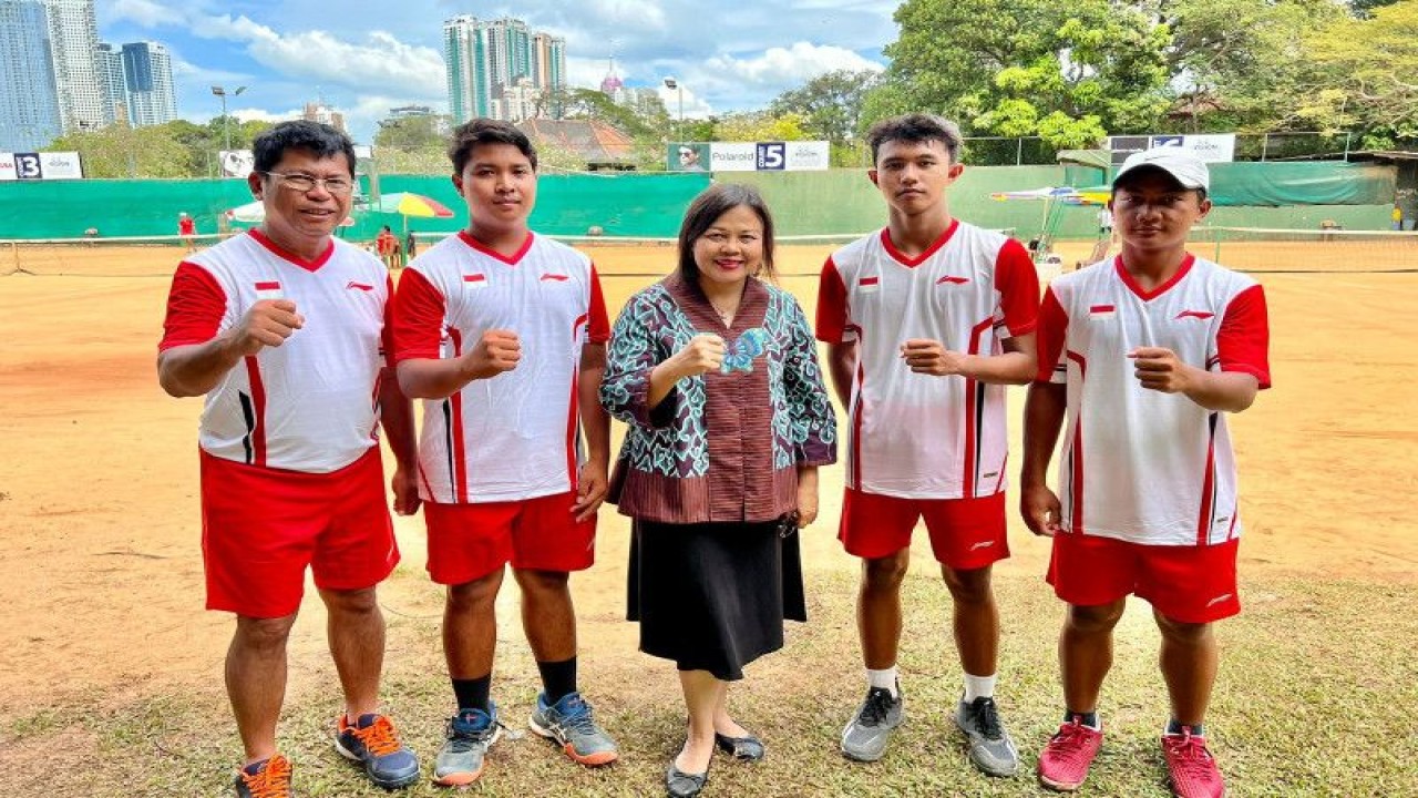 Duta Besar RI untuk Sri Lanka Dewi Tobing (tengah) bersama tim junior tenis putra U16 Indonesia yang mengikuti pertandingan pra kualifikasi Piala Davis Junior di Colombo, Sri Lanka pada 20-25 Februari 2023. (ANTARA/HO-KBRI Colombo)