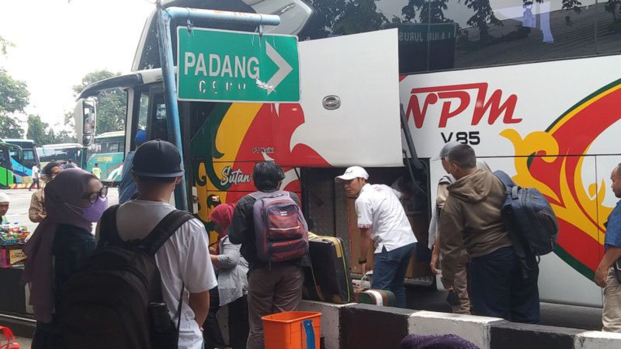 Arsip foto - Sejumlah penumpang siap berangkat di Terminal Kalideres, Jakarta Barat, Sabtu, (24/12/2022. ANTARA/Dewa Ketut Sudiarta Wiguna