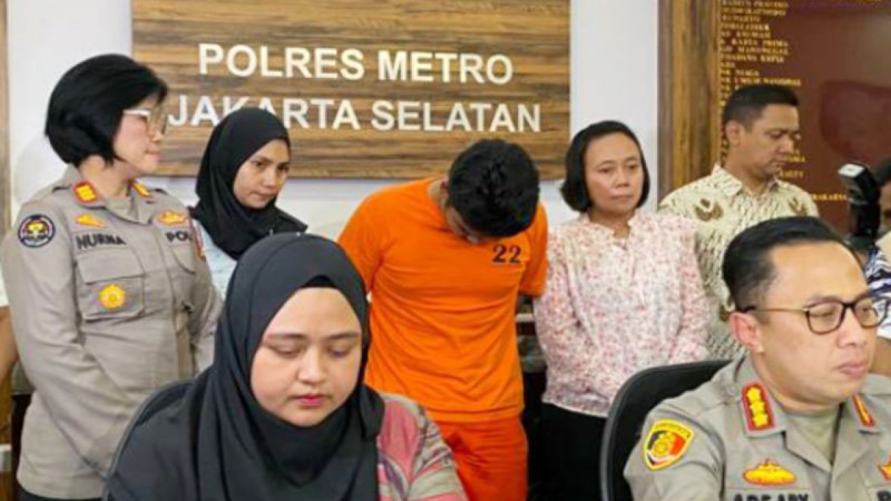 Penampilan tersangka penganiayaan pria berinisial S (19) yang merupakan teman anak pejabat DJP Jaksel, Jakarta, Jumat (24/2/2023). ANTARA/Luthfia Miranda Putri