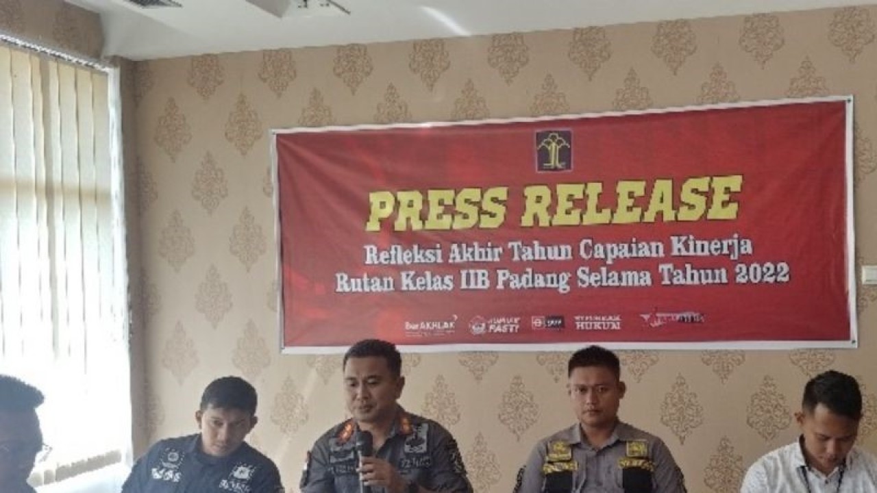 Karutan Padang Muhammad Mehdi (tengah) saat memberikan keterangan pers di Padang, akhir tahun 2022. ANTARA/Fathul Abdi