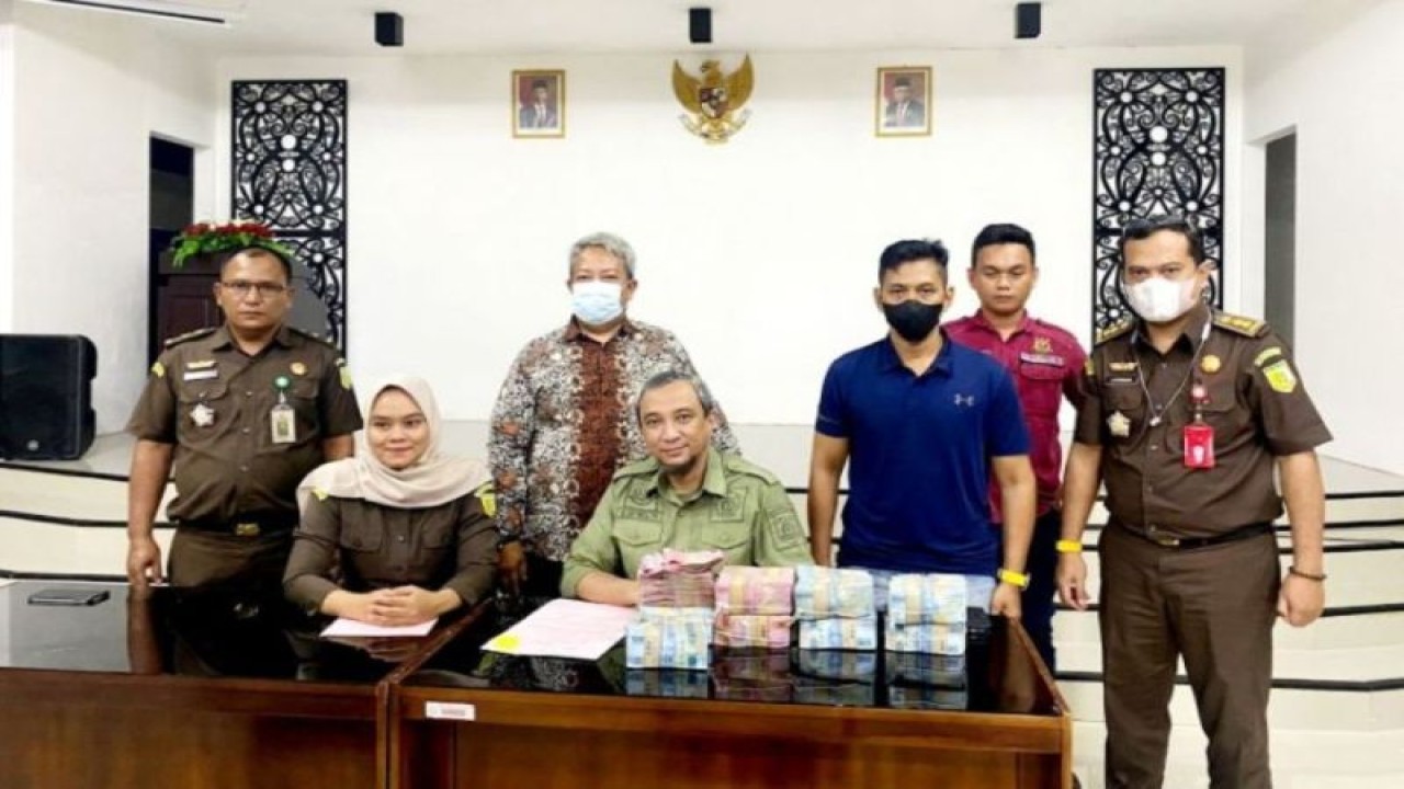 Kepala Seksi Pidana Khusus Kejaksaan Negeri Palangka Raya, Cipi Perdana (ujung kanan) menerima pengembalian kerugian negara dari tersangka YU (dua dari kanan) didampingi pengacaranya Anwar Sanusi (tiga dari kanan-berdiri) di Palangka Raya. (ANTARA/Dokumentasi Pribadi)