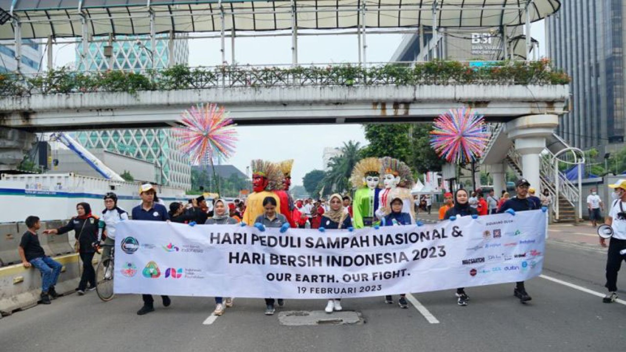 Parade Aksi Bersih dalam memperingati Hari Peduli Sampah Nasional dan Hari Bersih Nasional Tahun 2023, di Jalan Thamrin, Jakarta, Minggu (19/2/2023). ANTARA/HO-Sarana Jaya