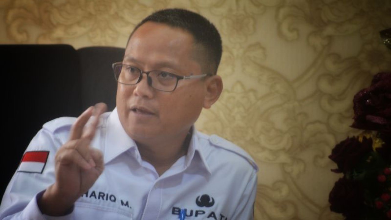 Bupati Gorontalo Utara Thariq Modanggu berbicara terkait dengan penggunaan aplikasi Si Cantik pada upaya percepatan penanganan stunting. (ANTARA/Susanti Sako)