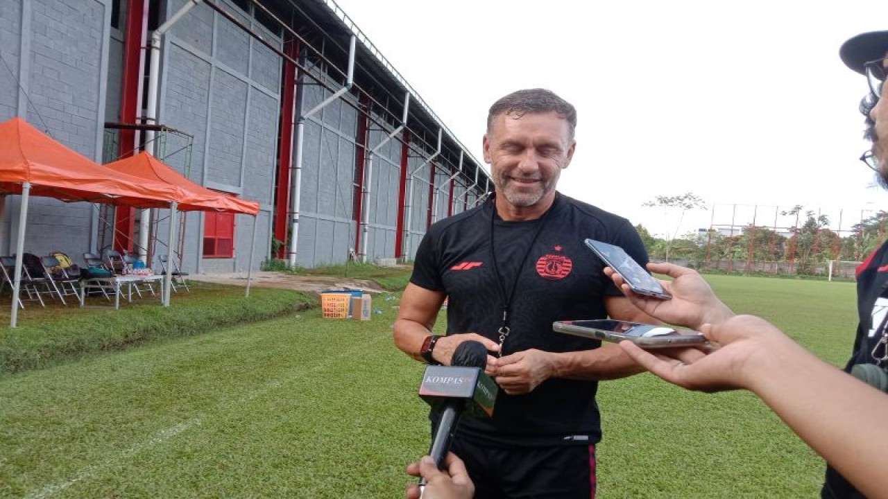 Pelatih Persija Jakarta Thomas Doll menjawab keterangan para pewarta setelah memimpin latihan tim di Nirwana Park Sawangan, Depok, Senin (20/2/2023). (ANTARA/RAUF ADIPATI)