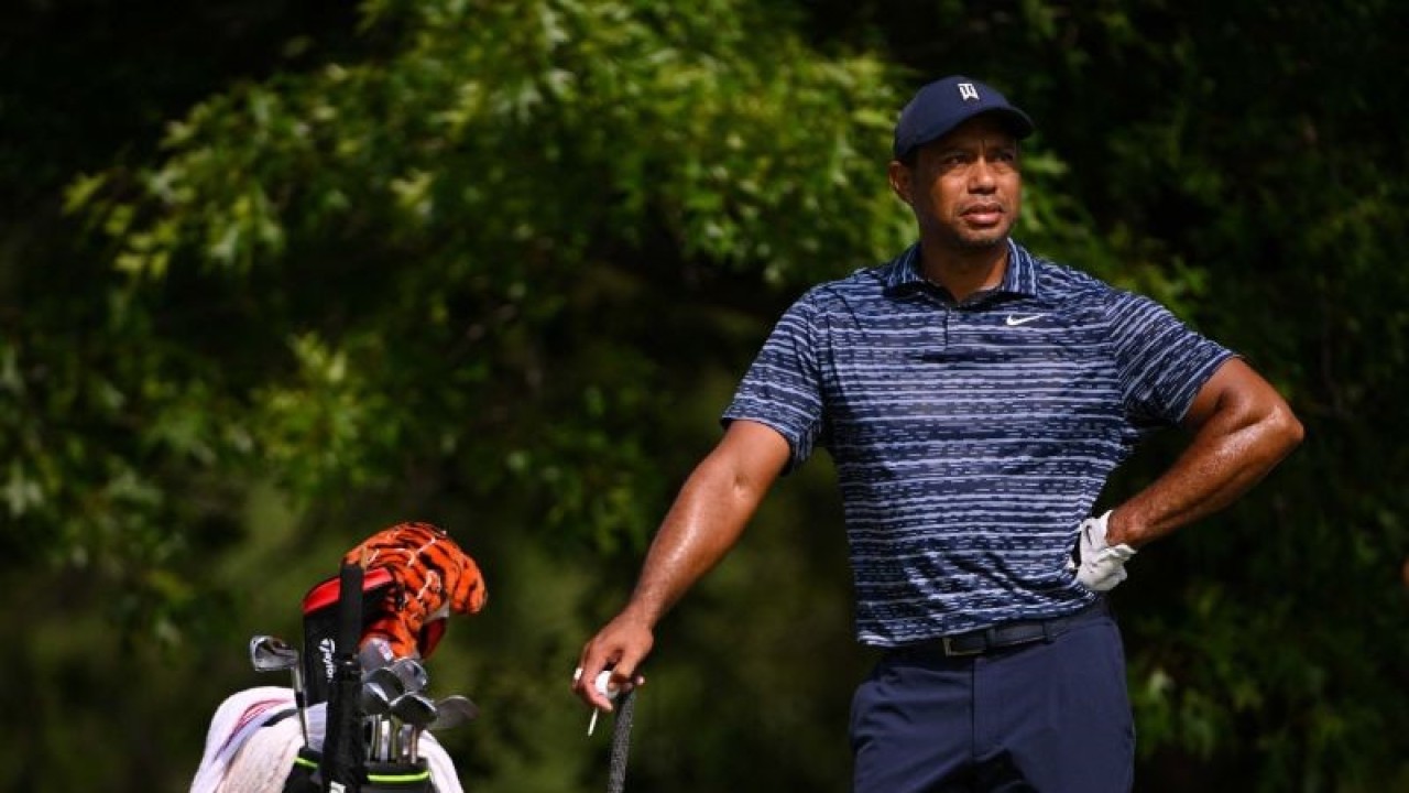 Tiger Woods menunggu tee off di hole ke-17 pada putaran pertama turnamen golf PGA Championship di Tulsa, Oklahoma, Amerika Serikat, Kamis (19/5/2022). ANTARA FOTO/Orlando Ramirez-USA TODAY Sports/RWA/djo