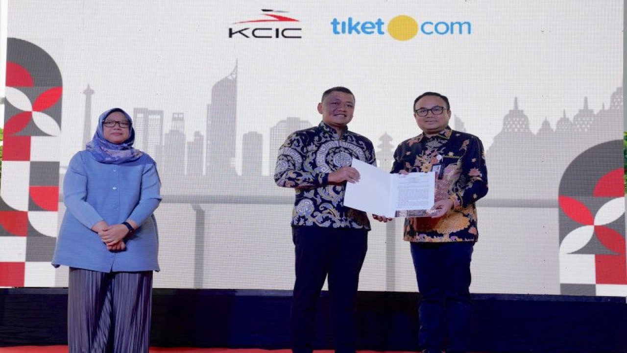 (Dari kanan ke kiri) Direktur Utama KCIC Dwiyana Slamet Riyadi dan Director of Transport tiket.com Andi Hendrawan saat penandatanganan MoU, Rabu (01/02/2023). (ANTARA/HO-tiketcom)