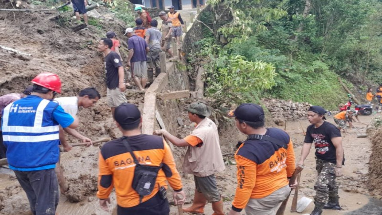 Tim BPBD Kudus bersama masyarakat melakukan evakuasi material longsor. (ANTARA/HO-BPBD Kudus.)