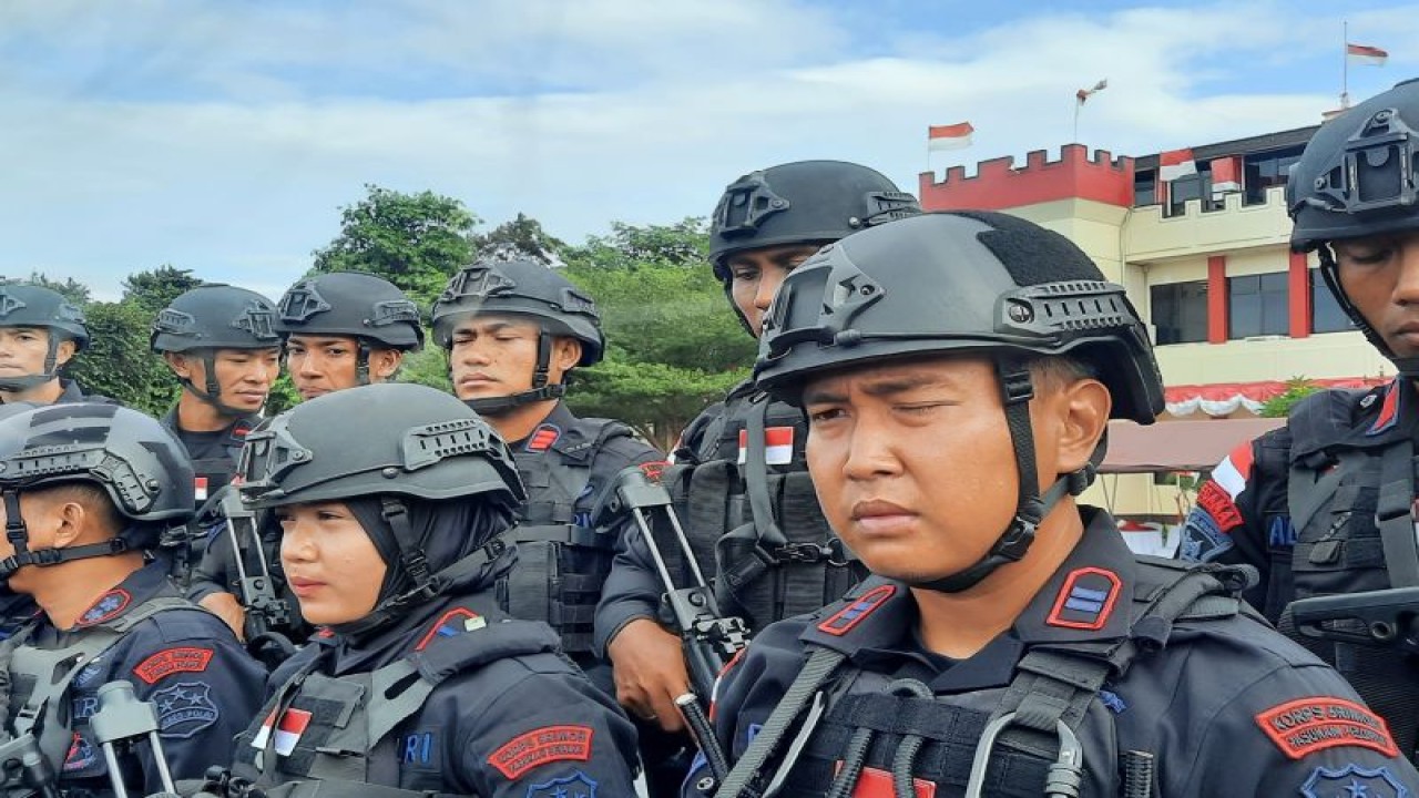 Danki 1 Yon C Resimen III Pasukan Pelopor Brimob Polri Iptu Fabian Condo Wijaya dan Ipda Nora Septiana (dua dari kanan) memberikan keterangan pers kepada media usai upacara pelepasan Tim Brimob mengikuti UAE SWAT Challenge ke-4 Dubai, di Lapangan Mako Brimob, Kedung Halang, Kelapa Dua, Depok, Jawa Barat, Selasa (14/2/2023). ANTARA/Laily Rahmawaty