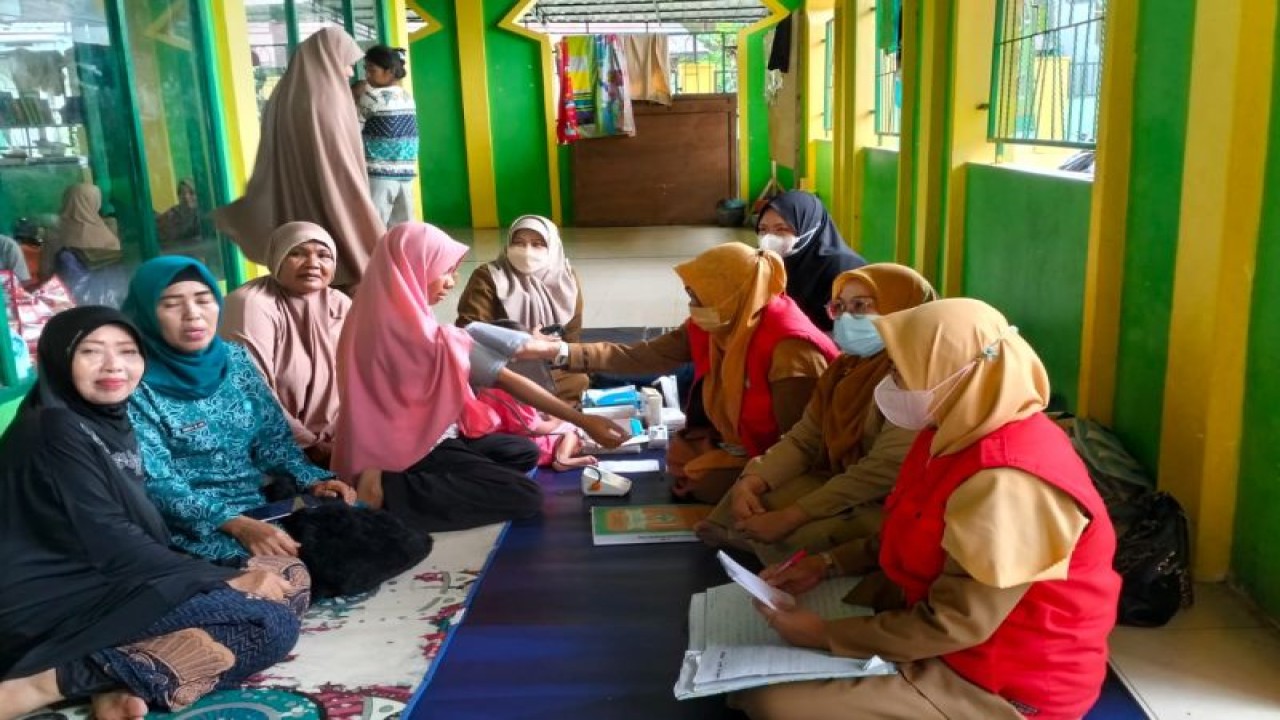 Tim kesehatan dari puskesmas memberi pelayanan kesehatan pada pengungsi banjir di Makassar, Sulsel. ANTARA/HO-Dinkes Makassar