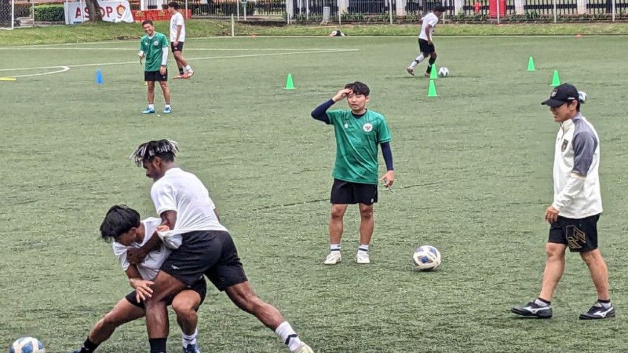 Pelatih tim nasional U-20 Indonesia Shin Tae-yong (kanan) mengawasi latihan para pemainnya di Lapangan C Gelora Bung Karno, Jakarta, Rabu (8/2/2023). (ANTARA/Michael Siahaan)