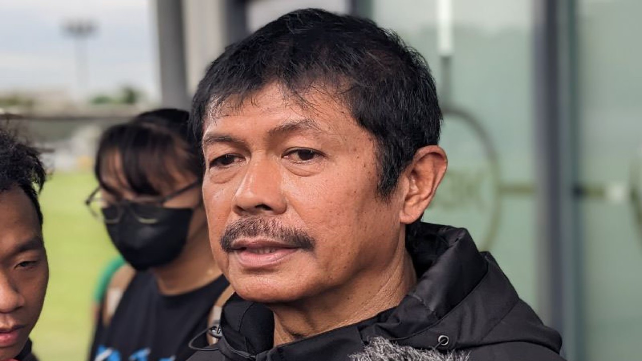Pelatih tim nasional U-22 Indonesia, yang juga direktur teknik PSSI, Indra Sjafri memberikan pernyataan kepada pewarta di Lapangan C Gelora Bung Karno, Jakarta, Rabu (8/2/2023). (Michael Siahaan)