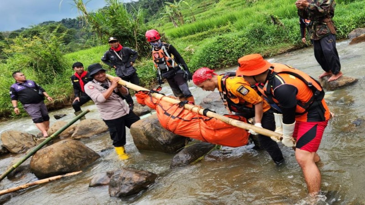 Tim Search And Rescue (SAR) gabungan mengevakuasi seorang kakek dalam keadaan meninggal dunia yang terseret arus Sungai Baru Roke, Kecamatan Cimantri, Kabupaten Ciamis, Jawa Barat, Jumat (17/2/2023). (ANTARA/HO-Basarnas)