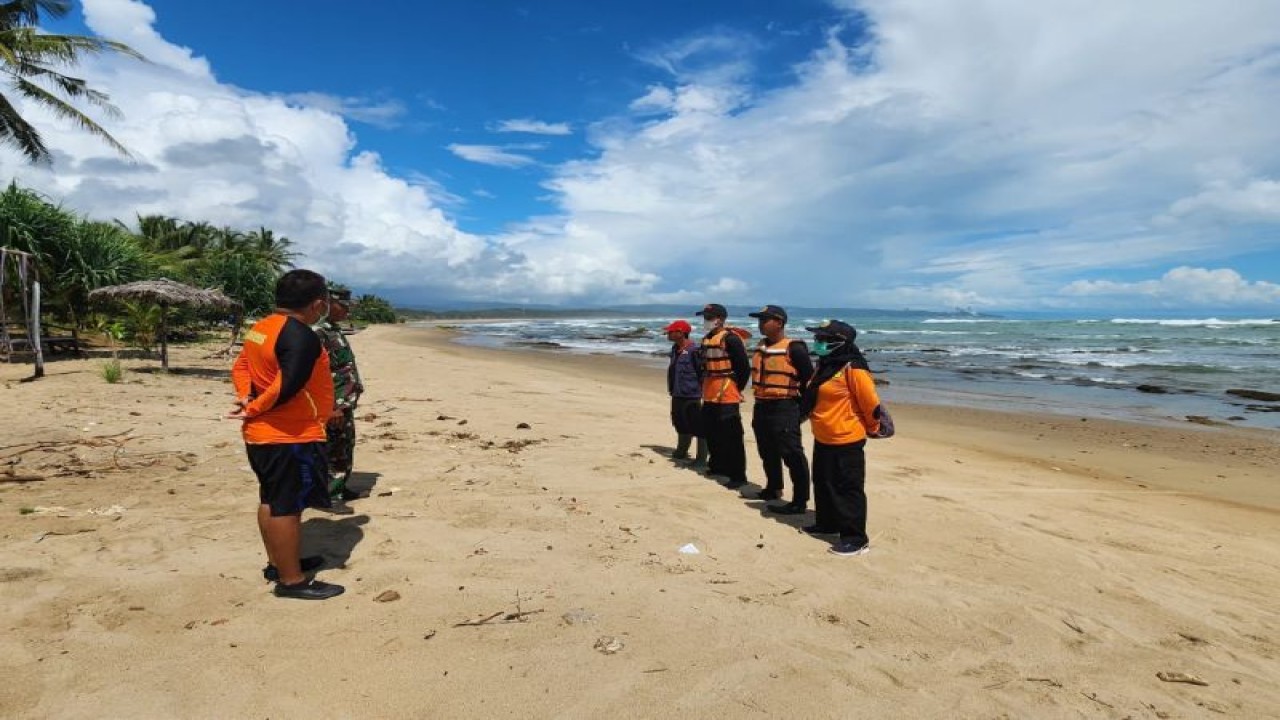 Tim Pencarian dan Pertolongan atau SAR gabungan menghentikan penyisiran warga Kabupaten Lebak, Banten yang mengalami kecelakaan laut di pesisir Pantai Panggarangan, Selasa (14/2). ANTARA/Mansur
