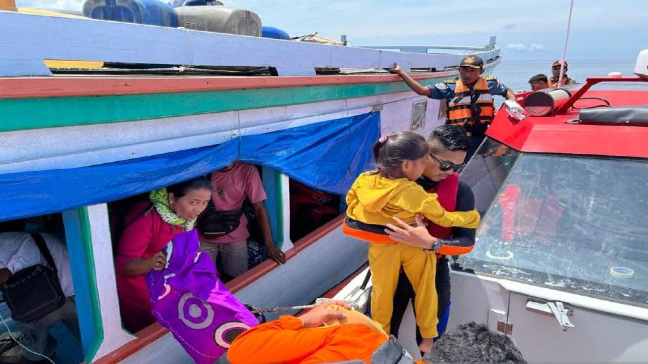 Tim SAR mengevakuasi penumpang dari dalam kapal KM Hanifa 02 GT 30 yang mengalami patah as di perairan Kabupaten Banggai Laut, Provinsi Sulawesi Tengah, Kamis (23/2/2023). ANTARA/HO-Basarnas