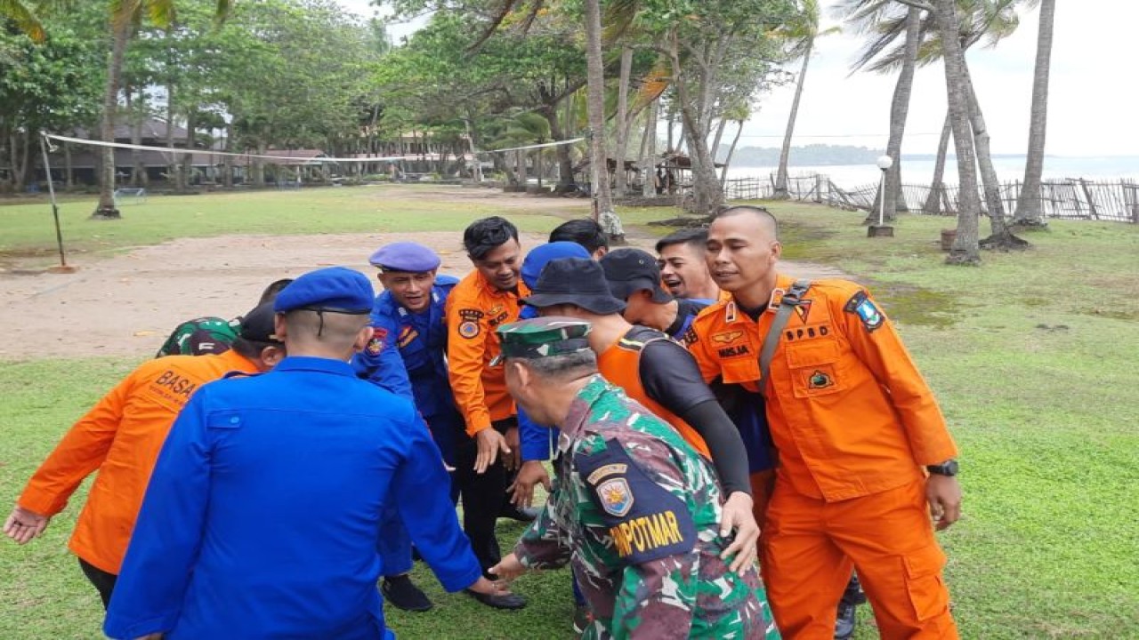 Tim SAR gabungan mencari wisatawan yang terseret ombak di kawasan Pantai Anyer Kabupaten Serang, Rabu (15/2) hingga kini belum ditemukan. ANTARA/HO-Basarnas Banten
