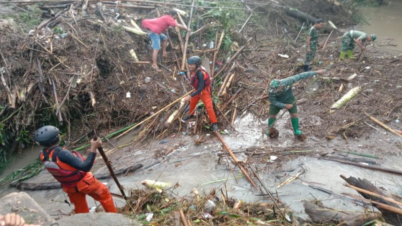Tim SAR gabungan mencari warga yang terseret banjir bandang di Desa Dena, Kecamatan Madapangga, Kabupaten Bima, Provinsi Nusa Tenggara Barat, Jumat (3/2/2023). (ANTARA/Basarnas Mataram)