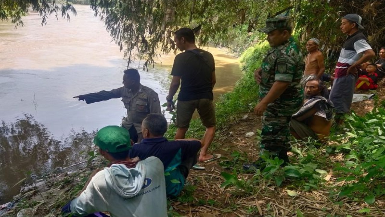 Petugas melakukan penyisiran di tepi Sungai Mayang yang diduga korban hanyut terseret arus sungai yang cukup deras pada Jumat (10/2/2023). ANTARA/HO-Polsek Ambulu