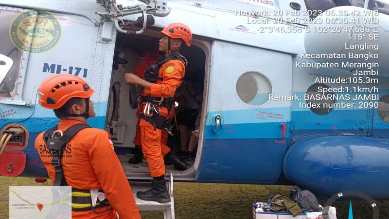 Tim SAR gabungan yang berada di Kerinci untuk mrngevakuasi kecelakaan helikopter yang ditumpangi kapolda Jambi, Senin (20/2/23).(ANTARA/HO/Basarnas jambi).