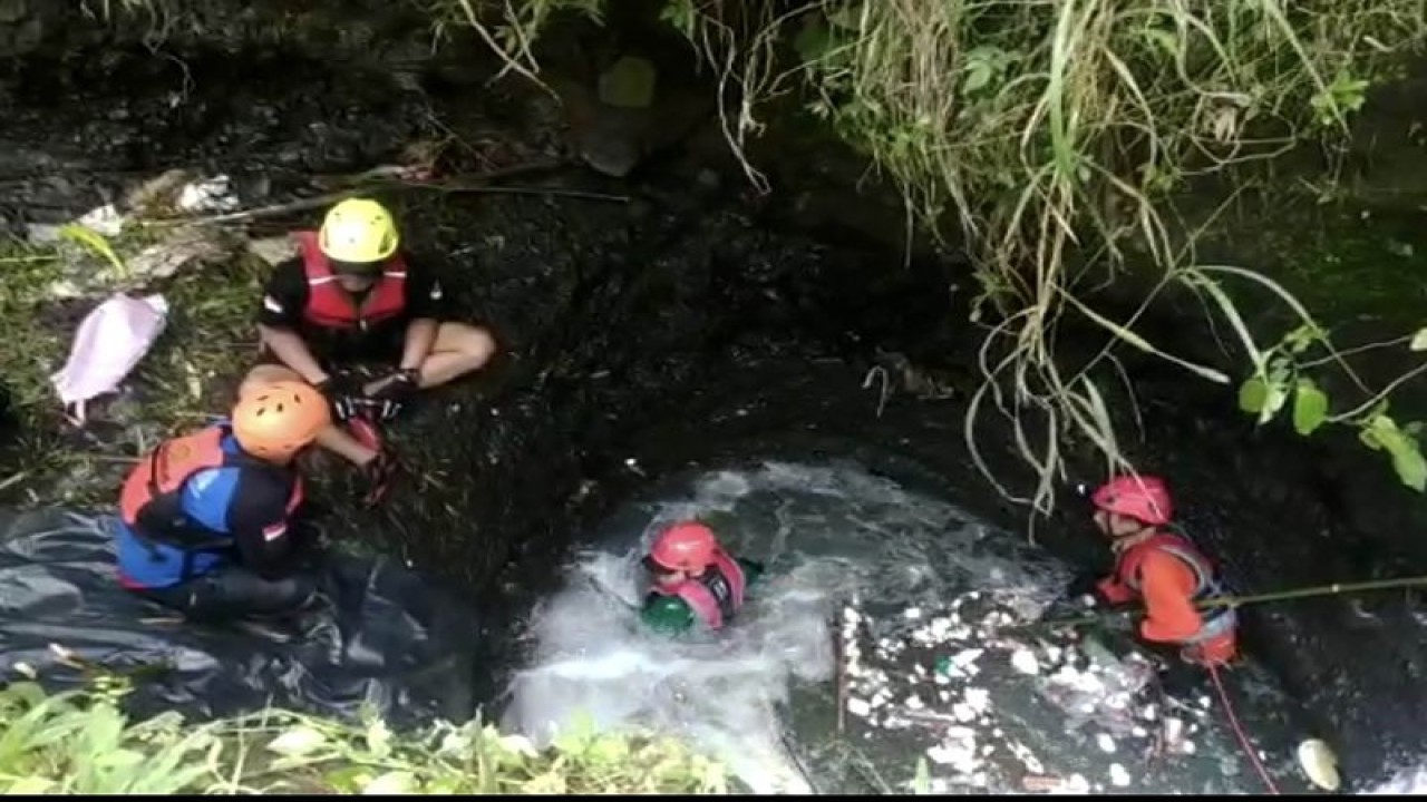 Proses pencarian korban terseret arus oleh tim SAR gabungan di wilayah Kabupaten Malang, Jawa Timur, Senin (27/2/2023). (ANTARA/HO-SAR Surabaya)