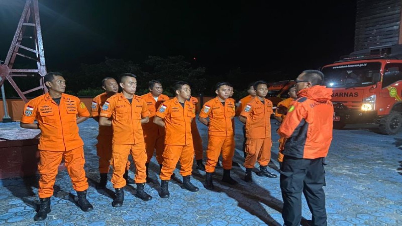 Tim SAR bersiap mencari warga yang dilaporkan hilang di Kantor Pencarian dan Pertolongan Natuna, Kepulauan Riau, Sabtu (11/2/2023). (ANTARA/HO-KPP Natuna)
