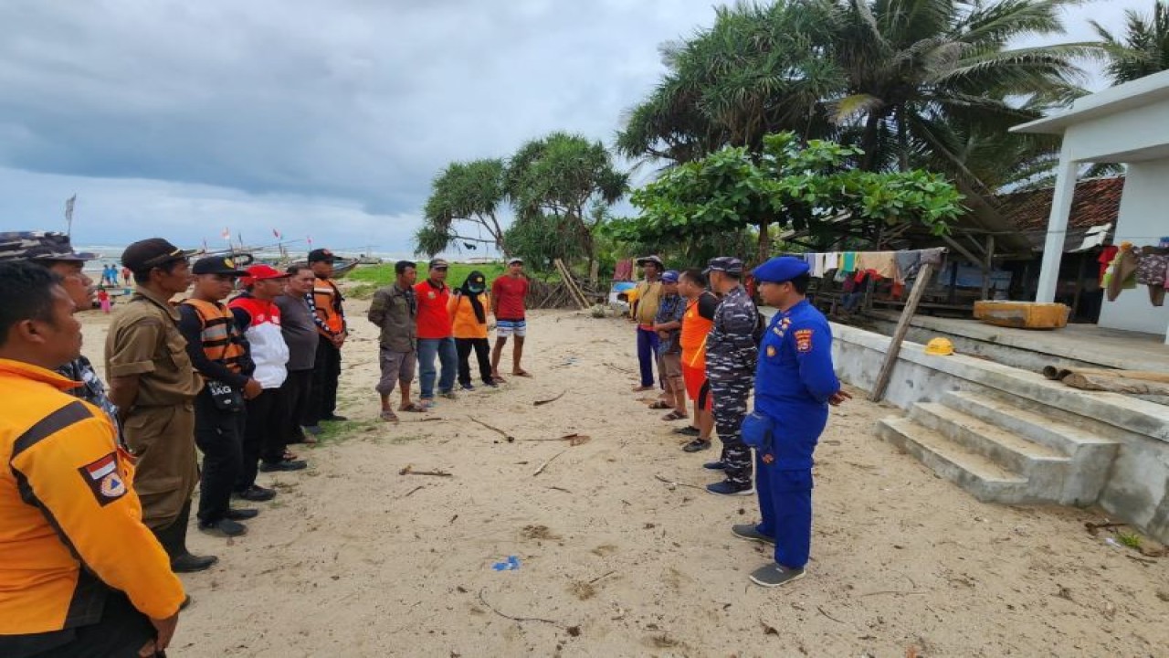 Tim Pencarian dan Pertolongan atau SAR kembali hari kedua melakukan penyisiran terkait warga Kabupaten Lebak yang mengalami kecelakaan laut saat mencari ikan impun di Muara Cisiih, Pantai Panggarangan, Selasa, (14/2). ANTARA/HO-Basarnas Banten.