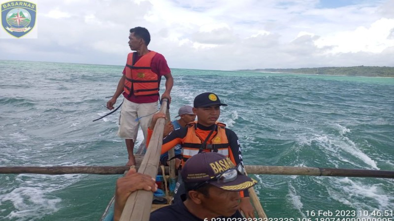 Tim Pencarian dan Pertolongan atau SAR kembali melakukan penyisiran wisatawan asal Solo, Jawa Tengah yang terseret ombak di kawasan Pantai Anyer, Kabupaten Serang, Banten. ANTARA/HO-BASARNAS Banten