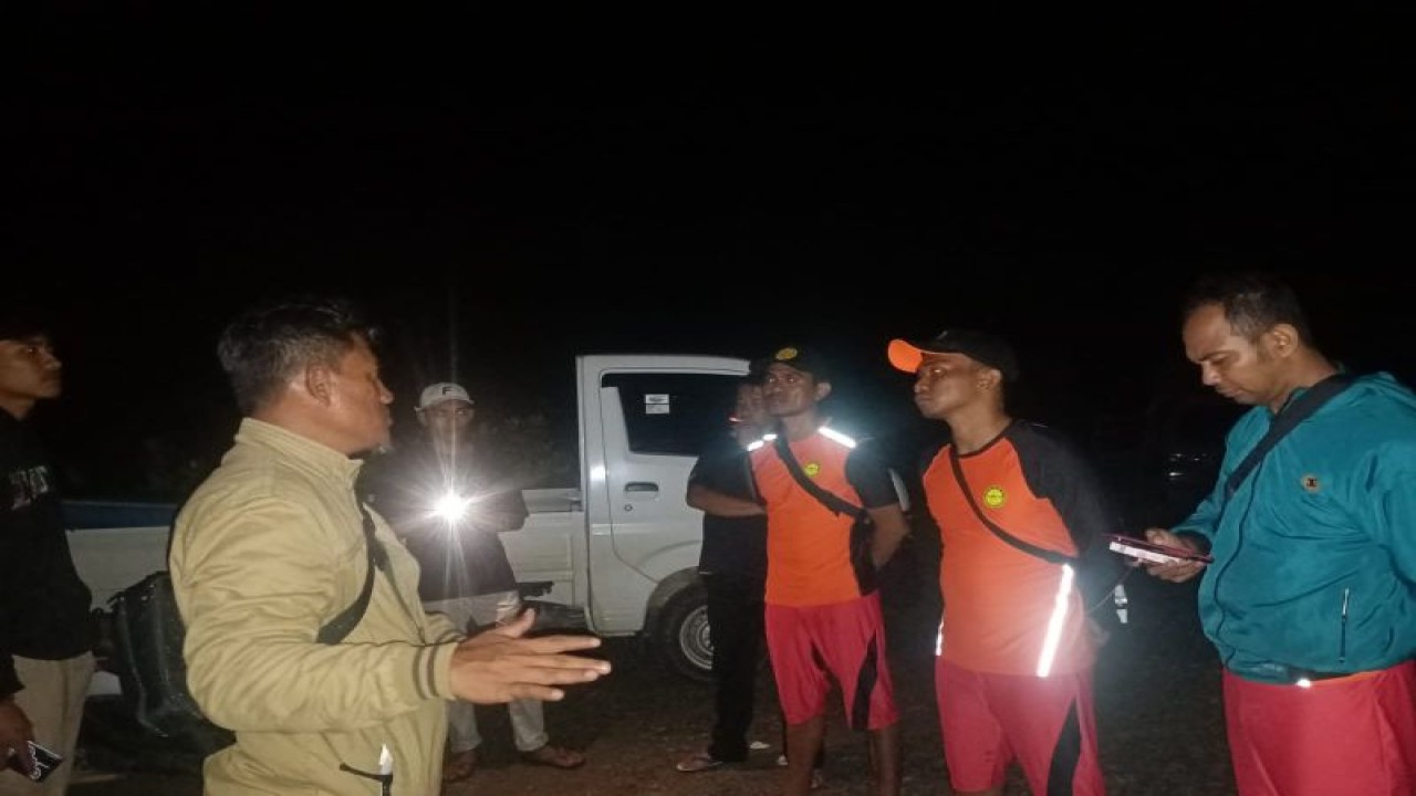 Tim SAR gabungan melakukan pencarian seorang warga Desa Wonosari, Kecamatan Prabumulih Utara, Sumatera Selatan, bernama Ibrahim Ghozali (28), yang tenggelam di Pantai Lawar, Kabupaten Sumbawa Barat, Nusa Tenggara Barat, Sabtu (18/2/2023). ANTARA/HO-Basarnas