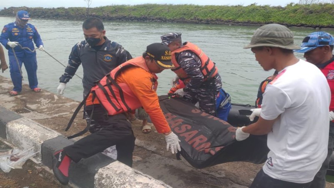 Tim Pencarian dan Pertolongan atau SAR gabungan menemukan wisatawan asal Solo, Jawa Tengah yang mengalami kecelakaan laut di kawasan Pantai Anyer, Kabupaten Serang, Banten dalam kondisi meninggal dunia.ANTARA/HO-Basarnas Banten