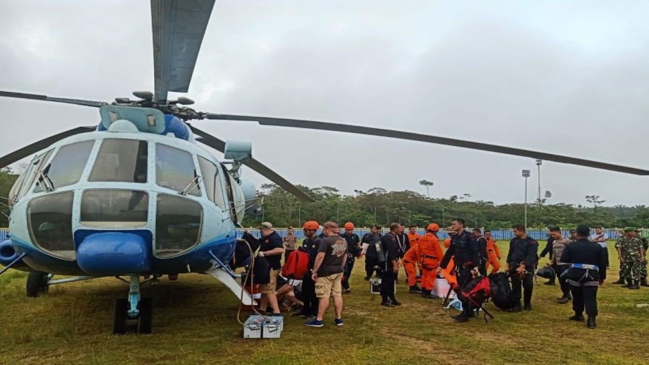 Persiapan untuk melakuka evakuasi udara oleh Tim SAR gabungan TNI, Polri dan Basarnas di Muara Emat, Kerinci, Jambi, Senin (20/2/23).(ANTARA/HO/Basarnas)