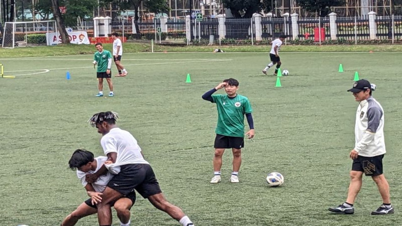 Pelatih tim nasional U-20 Indonesia Shin Tae-yong (kanan) mengawasi latihan para pemainnya di Lapangan C Gelora Bung Karno, Jakarta, Rabu (8/2/2023). (ANTARA/Michael Siahaan)