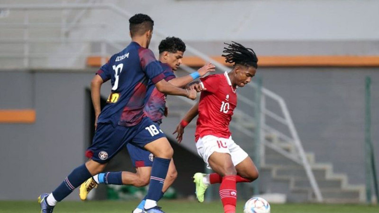 Ronaldo Kwateh (kanan/merah) berusaha melewati adangan pemain Al Adalah FC pada laga uji coba di Turki, Minggu (13/11/2022). ANTARA/HO-PSSI/am.