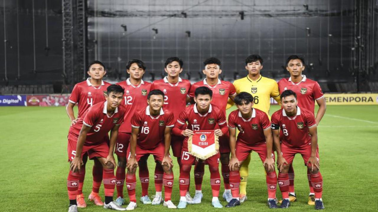 Pesepak bola Tim Nasional Indonesia U-20 berpose sebelum melawan Tim Nasional Fiji U-20 dalam pertandingan uji coba internasional U-20 di Stadion Utama Gelora Bung Karno (SUGBK), Senayan, Jakarta, Jumat (17/2/2023). Timnas Indonesia U-20 kalahkan Fiji U-20 dengan skor akhir 4-0. ANTARA FOTO/M Risyal Hidayat/foc