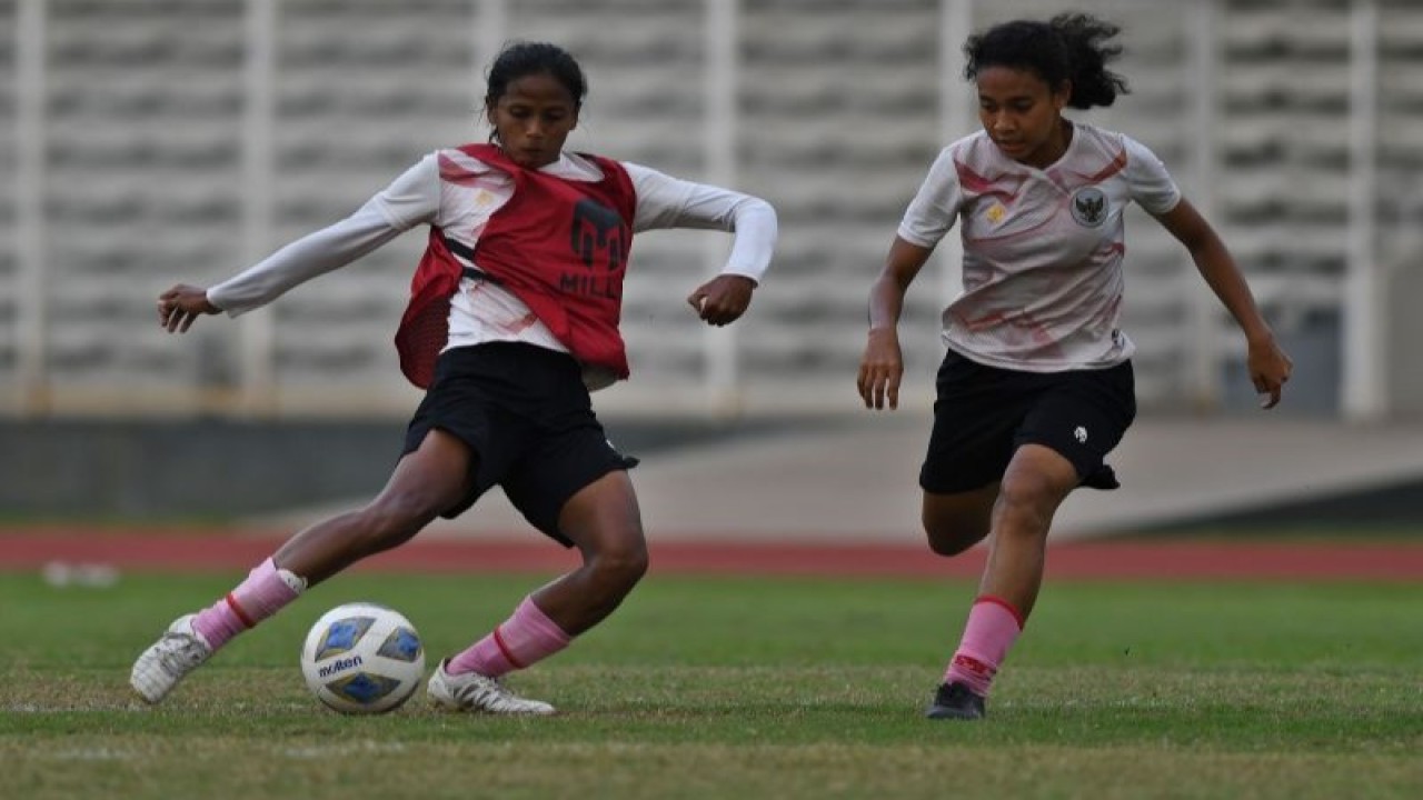 Arsip - Pesepak bola Timnas Putri Indonesia Baiq Amiatun Shalihah (kiri) dan Natasia Suci Ramadhani (kanan) berlatih dalam pemusatan latihan di Stadion Madya, kompleks Stadion Utama Gelora Bung Karno (SUGBK), Senayan, Jakarta, Senin (3/1/2022). Pemusatan latihan tersebut sebagai persiapan untuk Piala Asia Wanita 2022 yang akan diadakan di India pada 20 Januari sampai 6 Februari 2022. ANTARA FOTO/Aditya Pradana Putra/rwa.
