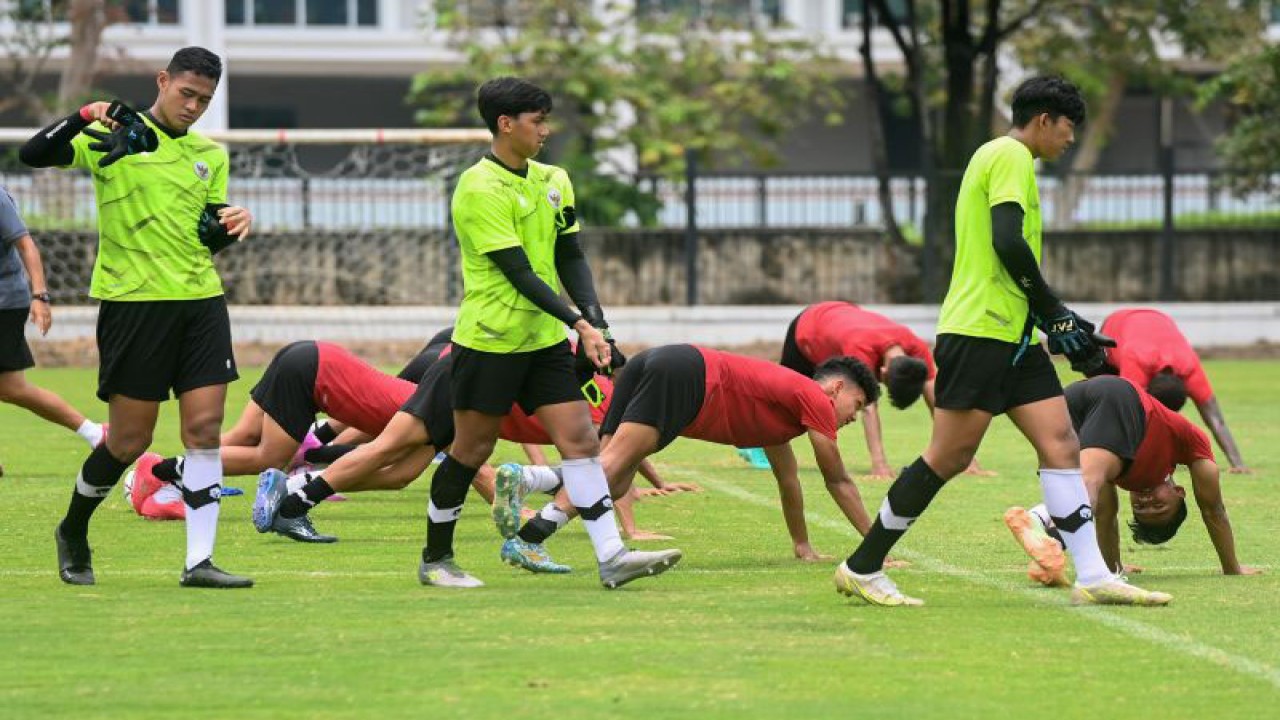 Pesepak bola Timnas Indonesia U-20 mengikuti latihan di Lapangan A, Kompleks Gelora Bung Karno, Senayan, Jakarta, Sabtu (18/2/2023). Tmnas U-20 menjalani pemusatan latihan menjelang kejuaraan Piala Asia U-20 2023 di Uzbekistan yang akan dimulai pada 1 Maret 2023. ANTARA FOTO/Indrianto Eko Suwarso/tom.