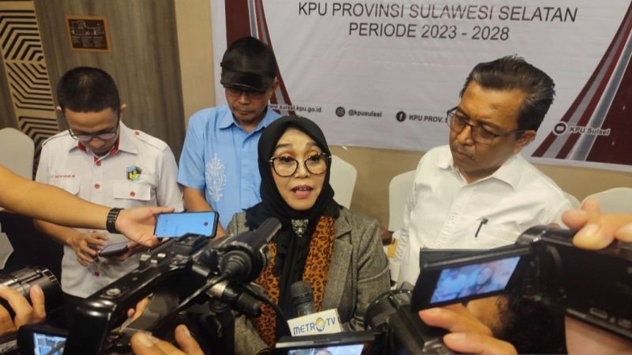 Ketua Timsel KPU Sulsel Nur Fadhilah Mappaselleng (tengah) didampingi anggotanya menjawab pertanyaan disela konferensi pers tahapan seleksi calon anggota KPU Sulsel di hotel Mercure Makassar, Sulawesi Selatan. ANTARA/Darwin Fatir.