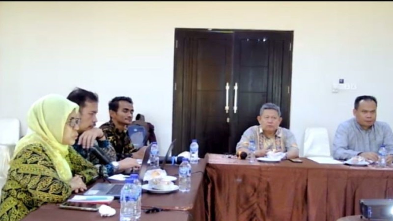 Timsel KPU Kepri gelar acara sosialisasi seleksi penerimaan Komisoner KPU Kepri periode 2023-2028 secara daring di Tanjungpinang, Kamis (9/2). ANTARA/Ogen.