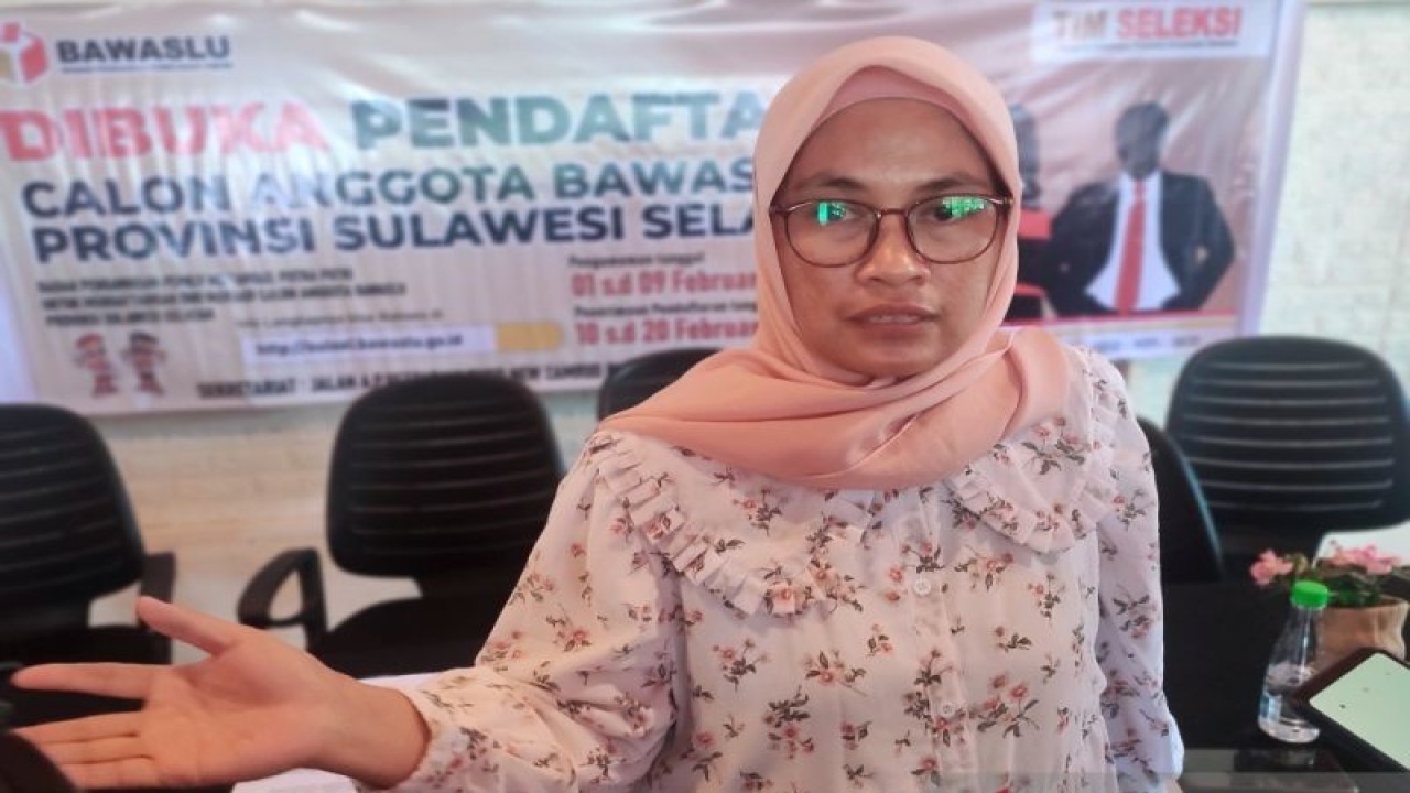 Sekretaris Tim Seleksi Calon Anggota Bawaslu Sulsel Andi Syahwiah A. Sapiddin menjawab pertanyaan wartawan saat konferensi pers pengumuman masa pendaftaran Calon Anggota Bawaslu Sulsel di Makassar, Rabu (1/2/2023). ANTARA/Darwin Fatir.
