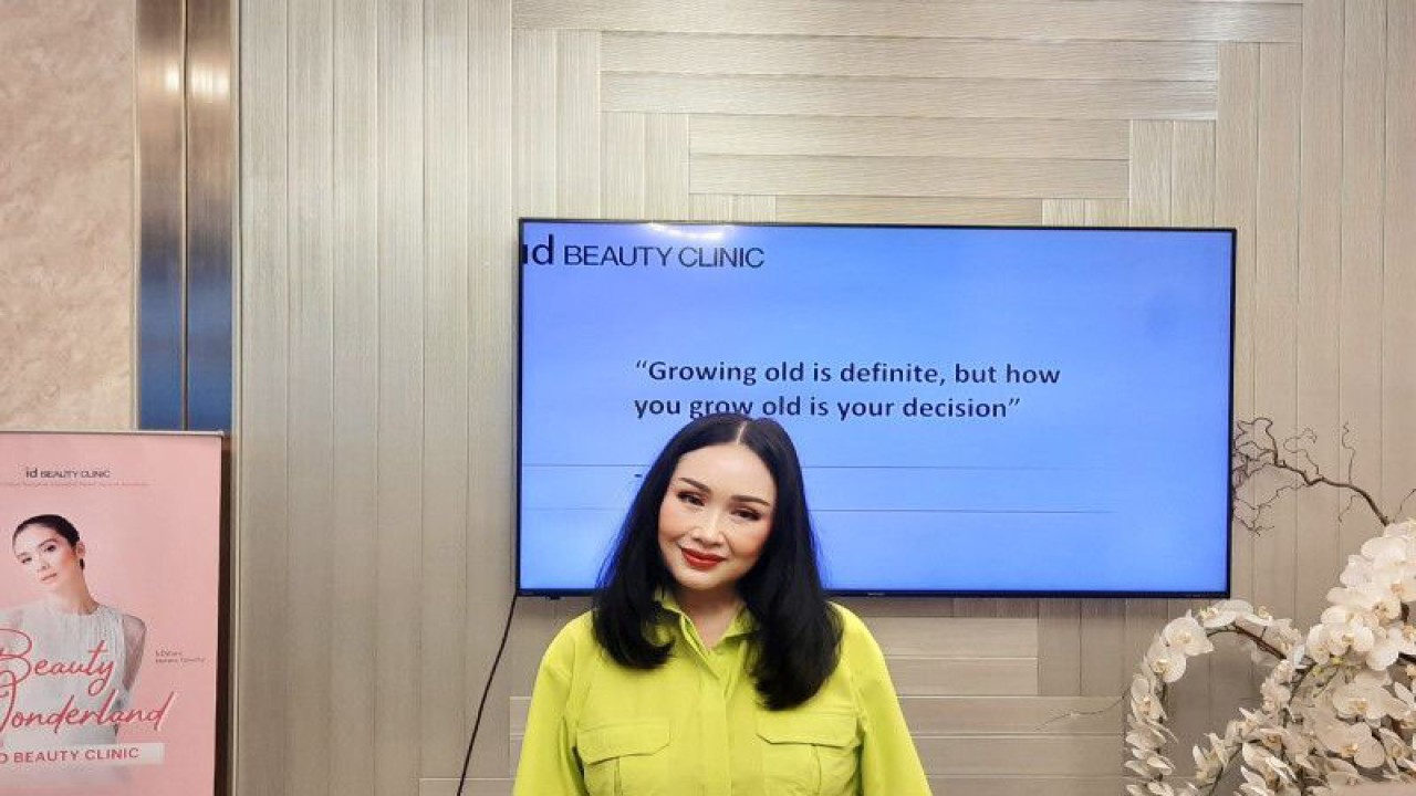 Penyanyi Titi DJ saat menghadiri talk show di Id Beauty Clinic Jakarta, Sabtu (25/2/2023). (ANTARA/Lia Wanadriani Santosa)