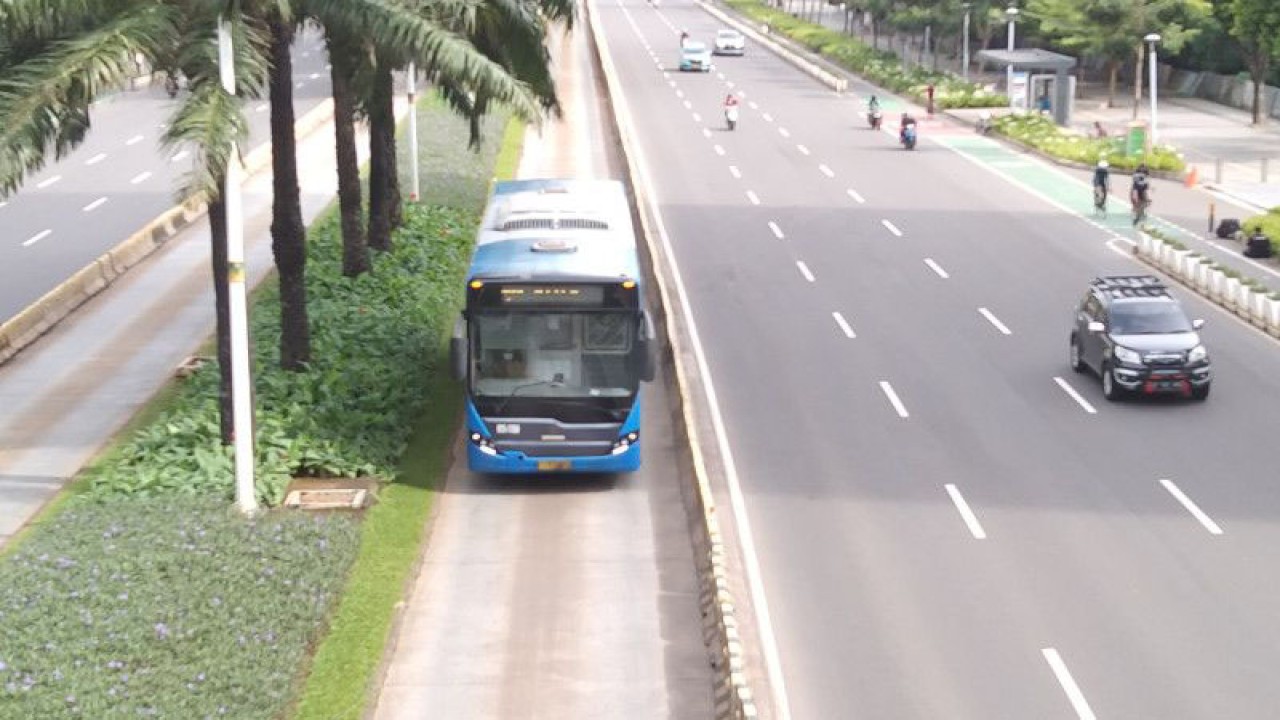 Salah satu armada TransJakarta melintas di Jalan Sudirman, Jakarta Selatan, Sabtu (25/12/2021). ANTARA/Dewa Ketut Sudiarta Wiguna