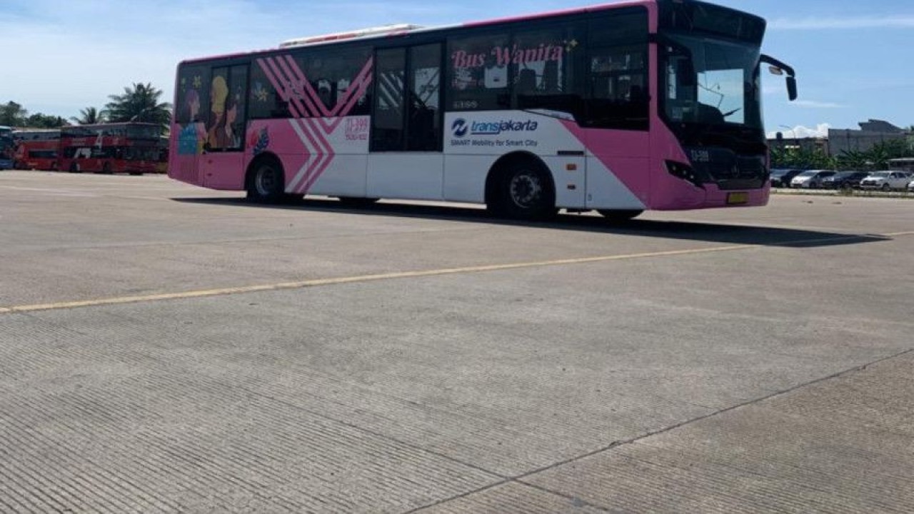 Salah satu unit bus Transjakarta khusus wanita yang memiliki livery pink, yang mulai beroperasi pada Senin (27/2/2023). (ANTARA/HO-PT TransJakarta)