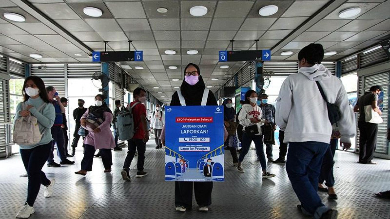 Salah satu petugas TransJakarta memakai papan yang berisi kampanye STOP Pelecehan Seksual di bagian depan dan belakang tubuhnya, di Halte Transjakarta Harmoni, Jakarta Pusat, Jumat (5/8/2022). ANTARA/HO-PT Transjakarta/am.