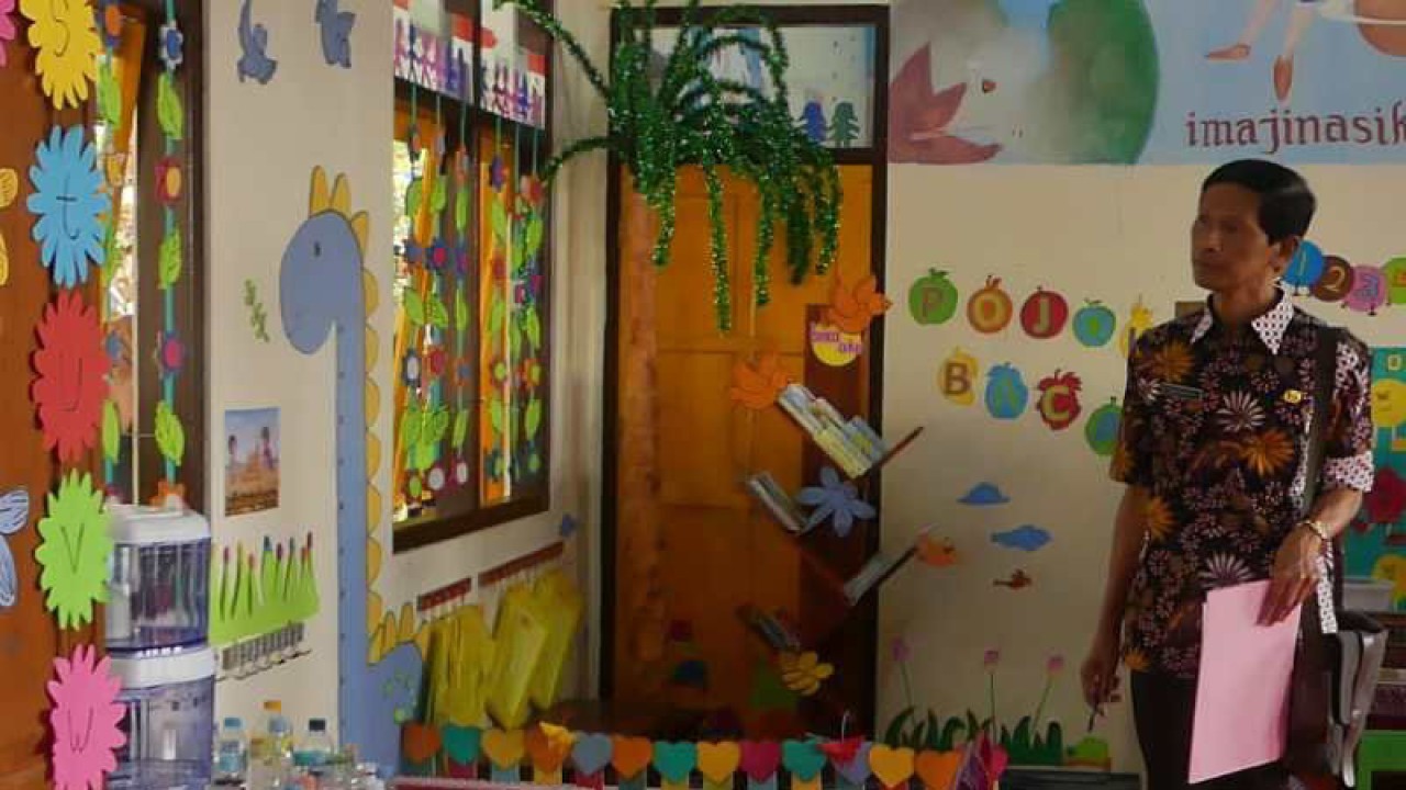 Seorang juri mengamati sebuah kelas untuk melakukan penilaian pada lomba menhias kelas di TK Pembina Temanggung di Kabupaten Temanggung, Jateng, Rabu (1/2/2023) dalam implementasi Kurikulum Merdeka. FOTO ANTARA/Heru Suyitno