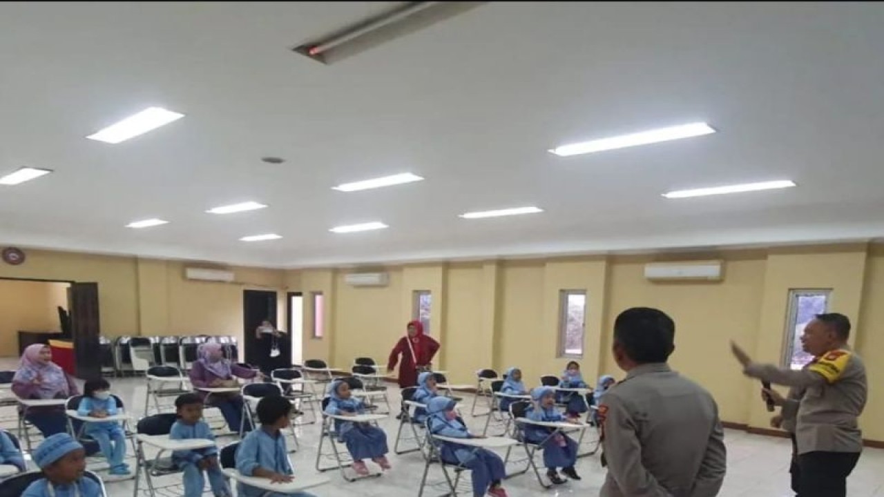 Polsek Tanjung Duren saat lakukan sosialisasi tertib berlalu lintas di depan siswa TK Melati Al Barokah di kawasan Grogol Petamburan, Jakarta Barat, Jumat (3/2/2023). ANTARA/Ho- Polres Metro Jakarta Barat