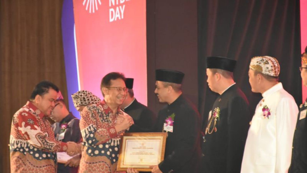 Menteri Kesehatan Budi Gunadi Sadikin menyerahkan sertifikat Bebas Frambusia kepada Wali Kota Administrasi Jakarta Timur Muhammad Anwar di Krakatau Grand Ballroom Taman Mini Indonesia Indah (TMII), Jakarta Timur, Selasa (21/2/2023). (ANTARA/HO-Kominfotik Jakarta Timur)