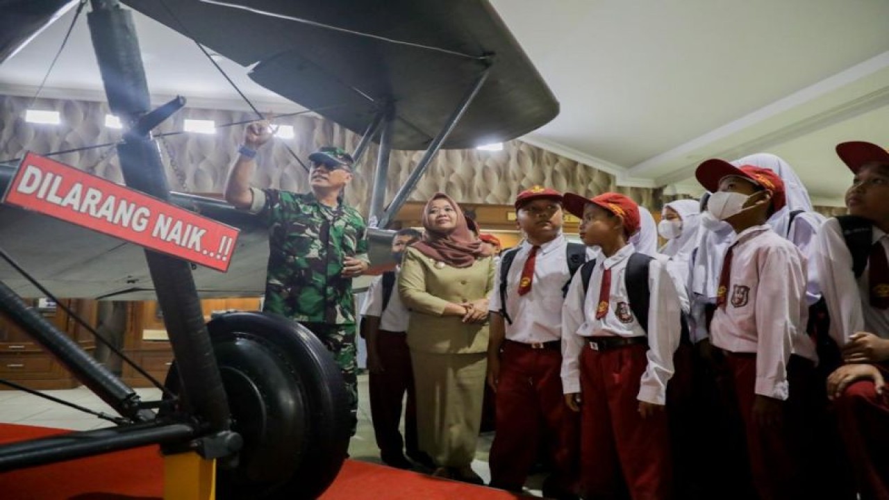 Bupati Sleman Kustini Sri Purnomo bersama para siswa SD pada peluncuran Program Kunjung Perpustakaan di Museum Dirgantara Mandala TNI AU, Senin (6/2/2023). ANTARA/HO-Bagian Prokopim Setda Sleman